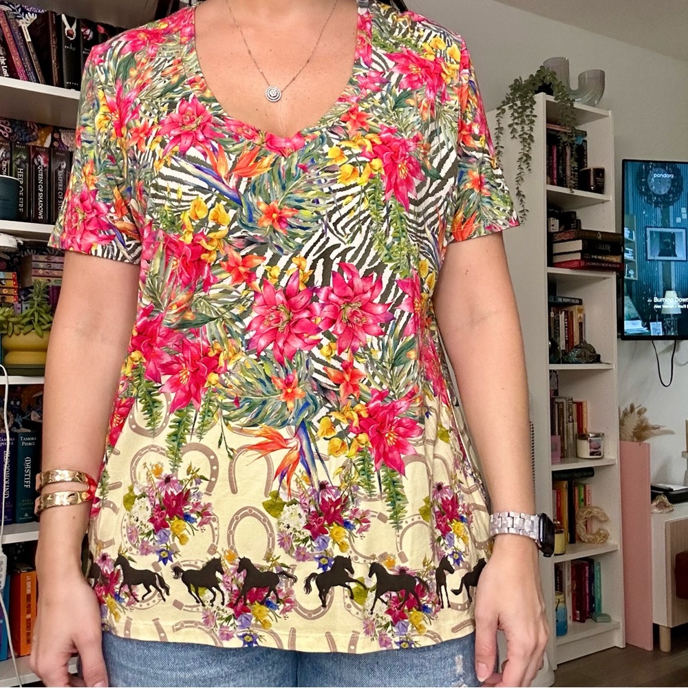 Johnny Was Janie Favorite S/S V-Neck Swing Tee in Seabiscuit, Size L